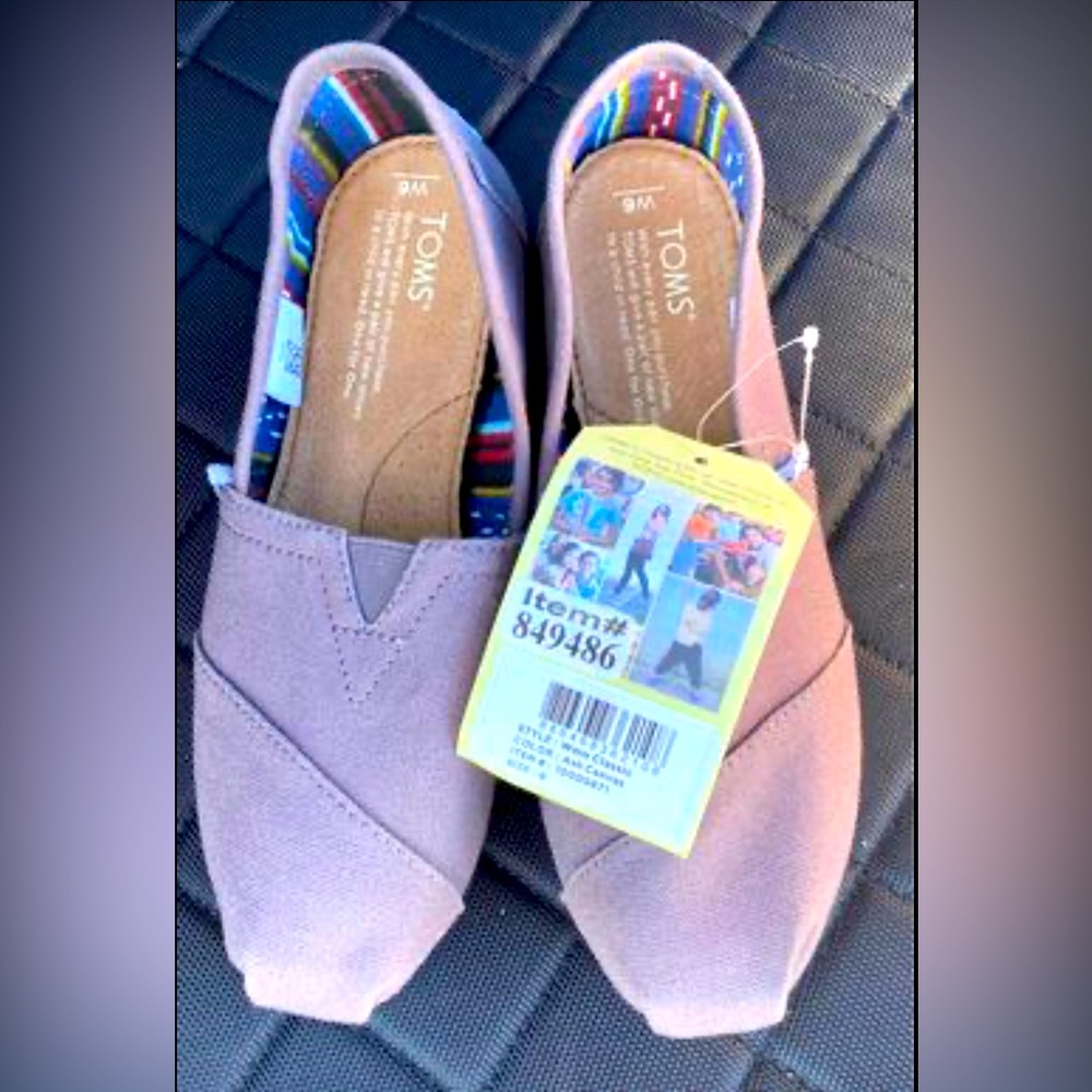 New with Tags TOMS Classics, WOMEN’s size 6
